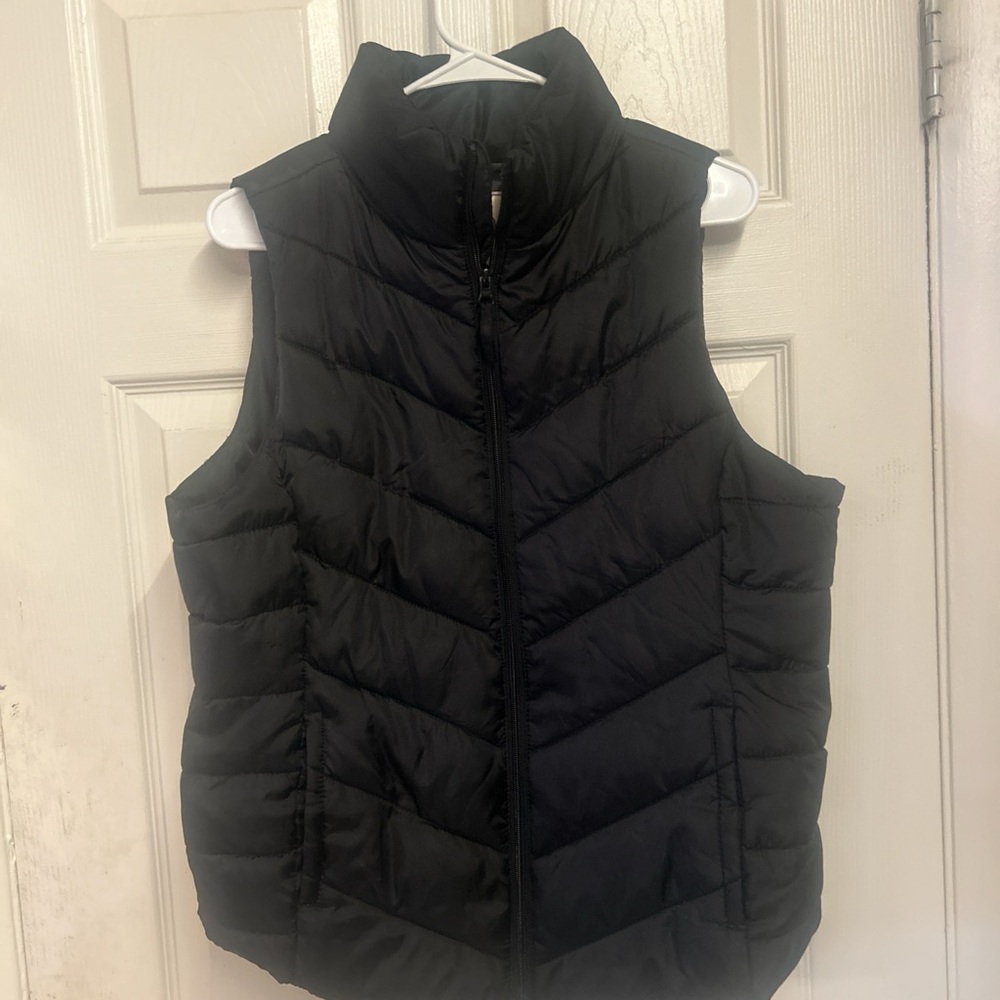 Black sleeveless puffer